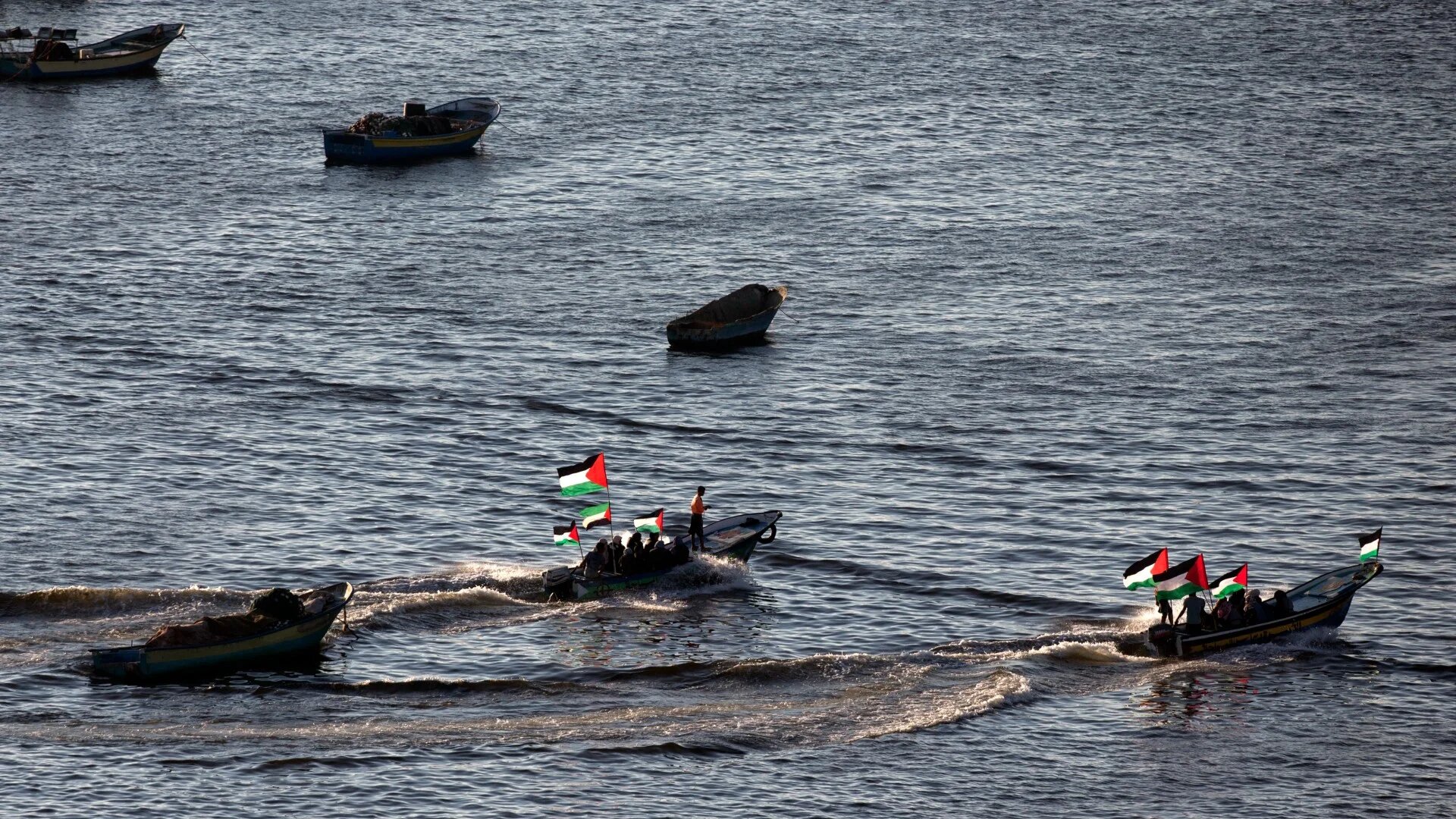 Palestinians sail boats near Gaza City in support of the Gaza-bound flotilla of international female activists attempting to break the Israeli blockade on the Gaza Strip on 5 October 2016 (AFP/Mahmud Hams)