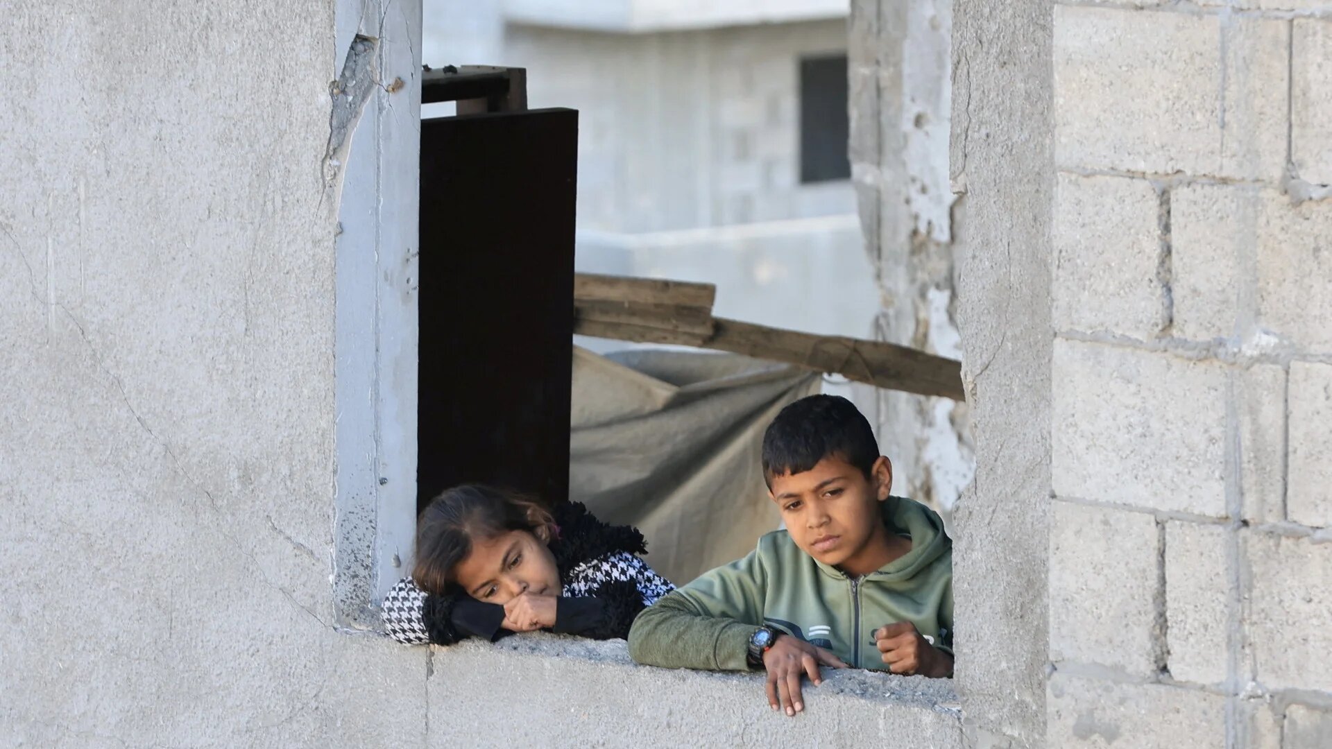 Palestinian children look at the site of an Israeli strike on a residential building in Gaza City on 19 March 2025 (Reuters/Dawoud Abu Alkas)