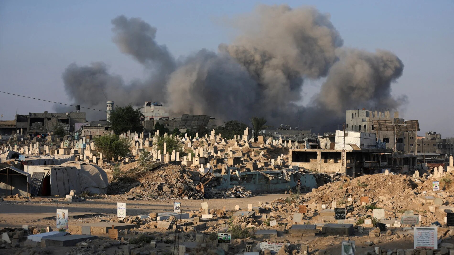 Smoke rises following an Israeli strike in Gaza City, 23 August 2025 (Reuters/Dawoud Abu Alkas)