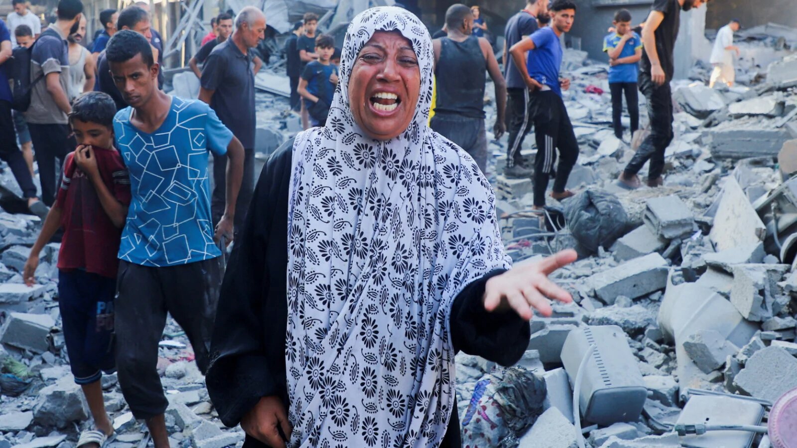 A woman reacts as Palestinians inspect the site of an overnight Israeli strike on a house in Gaza City, 16 September 2025 (Reuters/Ebrahim Hajjaj)