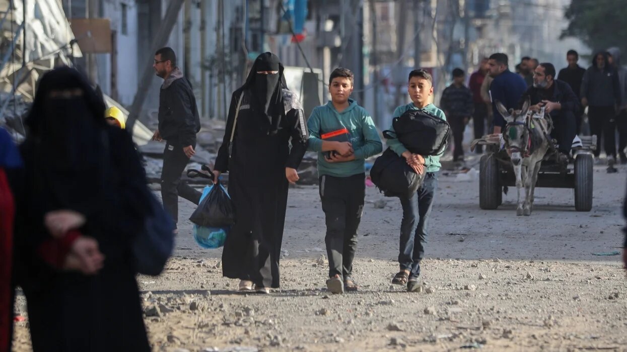Displaced Palestinians in Gaze make their way south on 24 November (MEE/Mohammed al-Hajjar)