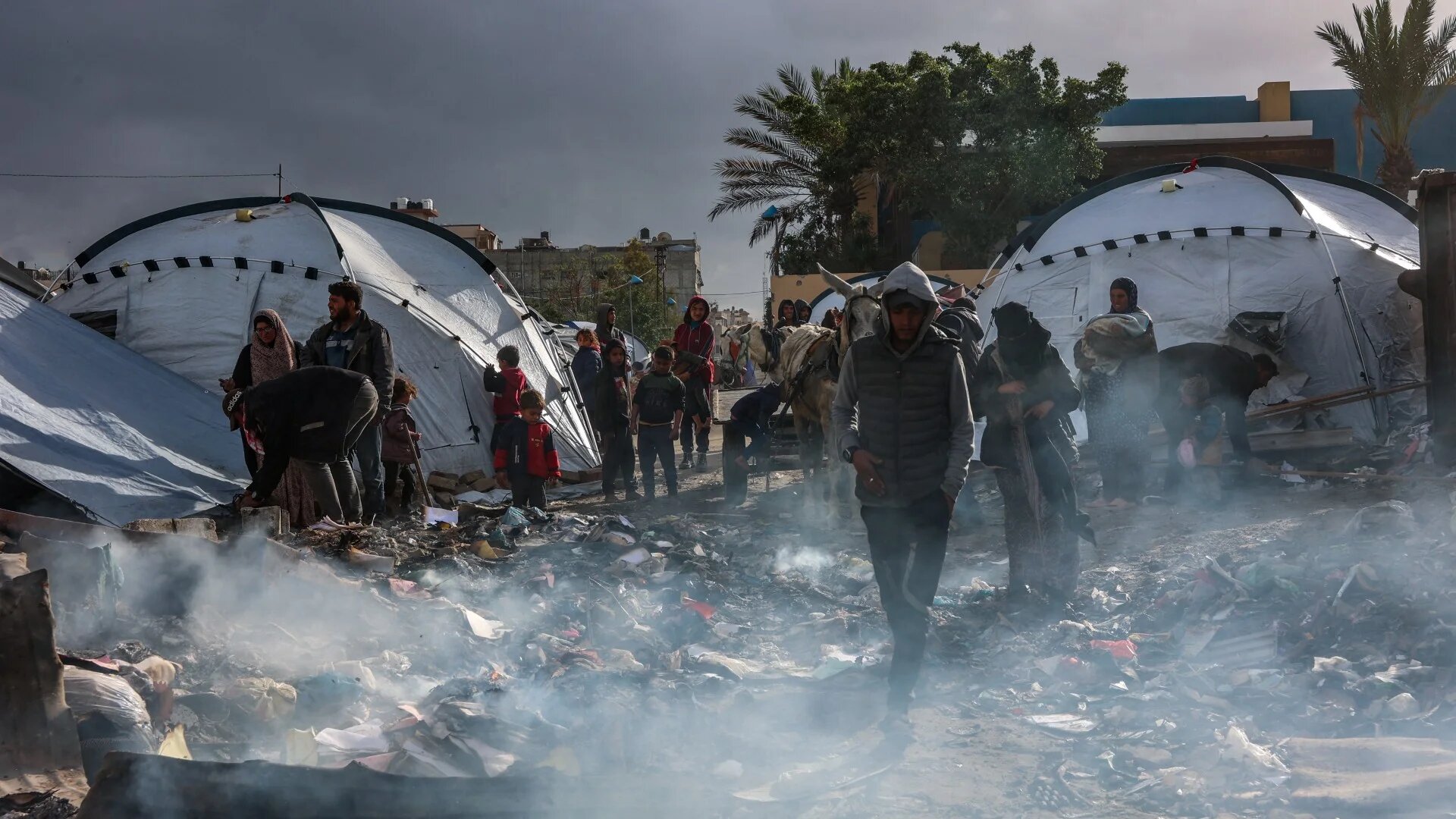 Displaced Palestinians set up tents at a landfil in the Yarmuk area in Gaza City on 20 March 2025 (AFP/Omar al-Qattaa)
