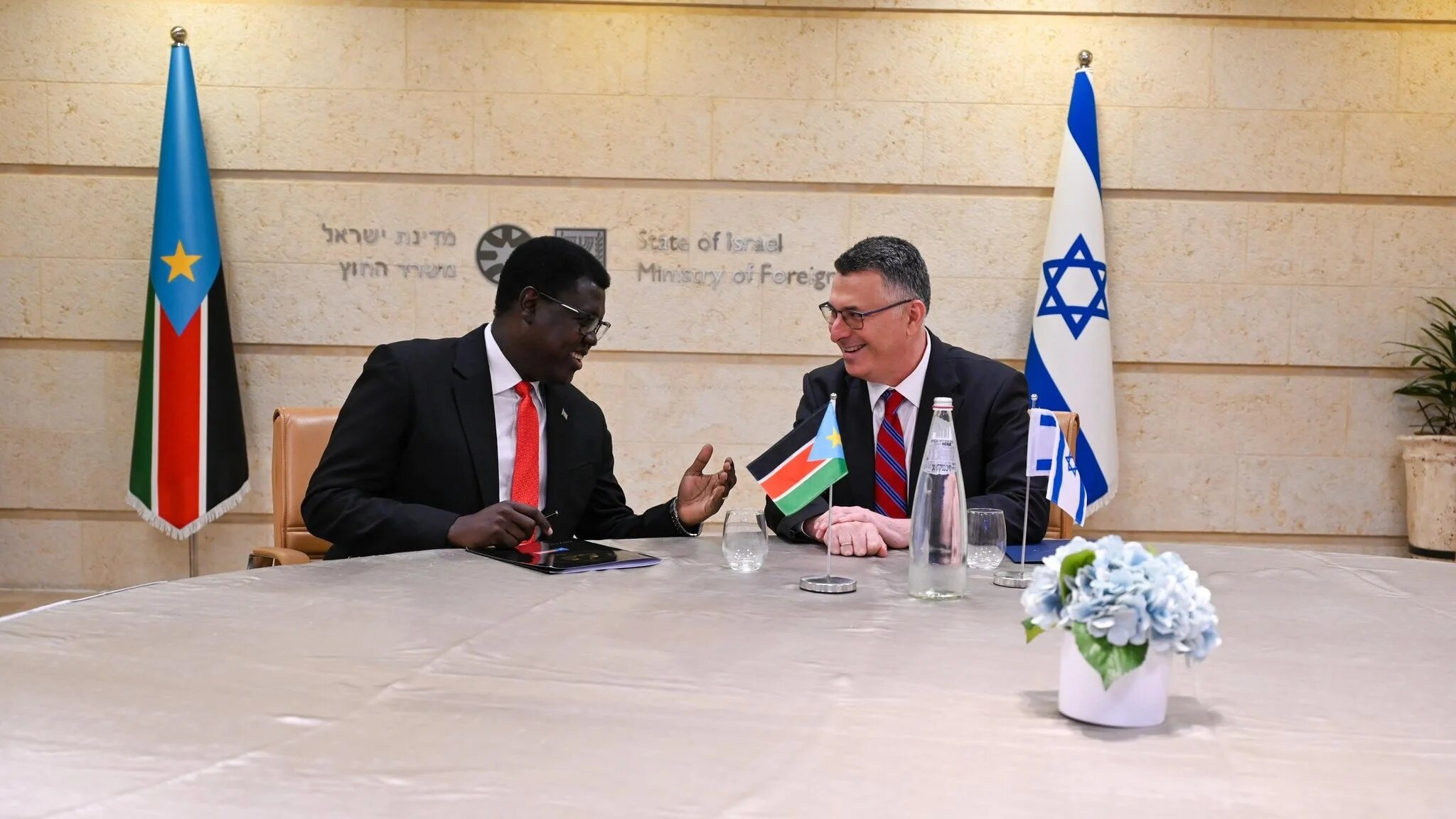 Israeli Foreign Minister Gideon Saar hosts his South Sudanese counterpart Semaya Kumba in Jerusalem on 29 July 2025 (X/Gideon Saar)