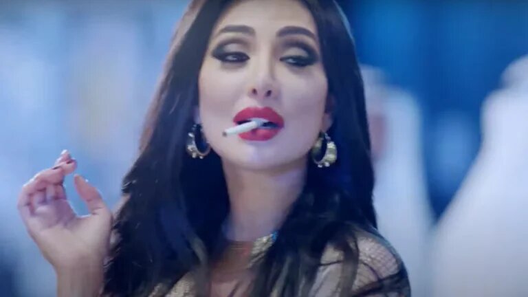 La série raconte comment la paisible vie d’une famille du Golfe est complétement chamboulée par la relation entre le mari et une aguicheuse danseuse égyptienne (capture d’écran)