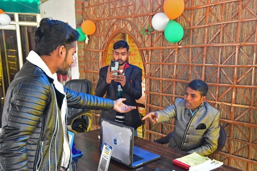 Le créateur de contenu Narendra Verma (à droite) s’entretient avec les membres de son équipe lors du tournage d’une vidéo scénarisée à Sitapur, dans l’État indien de l’Uttar Pradesh (AFP/Sanjay Kanojia)