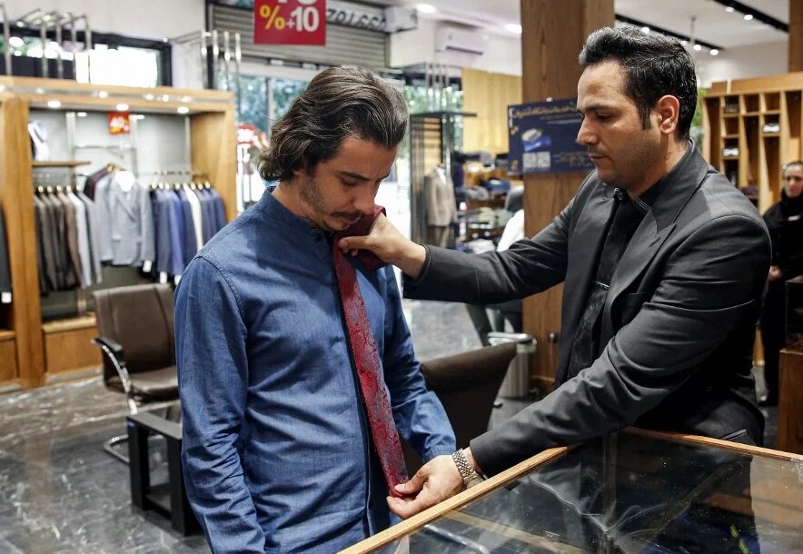 « Dans notre société, porter une cravate c’est comme porter un masque avant le covid », explique un jeune homme de Téhéran (AFP)