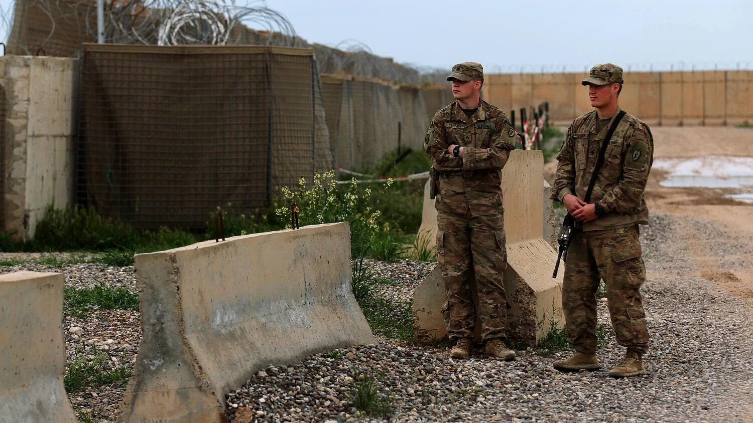 US soldiers stand at the Qayyarah air base before a planned US pullout on 26 March 2020.