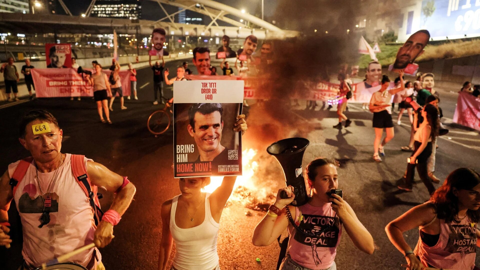 Demonstrators and relatives of captives block a road demanding the end of the war in Gaza, in Tel Aviv, 5 August 2025 (Reuters/Tomer Appelbaum)