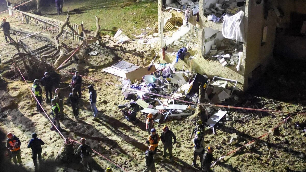 Israeli first responders inspect the site of an Iranian missile strike on the city of Arad on 22 March 2026 (Ilia Yefimovich/AFP)