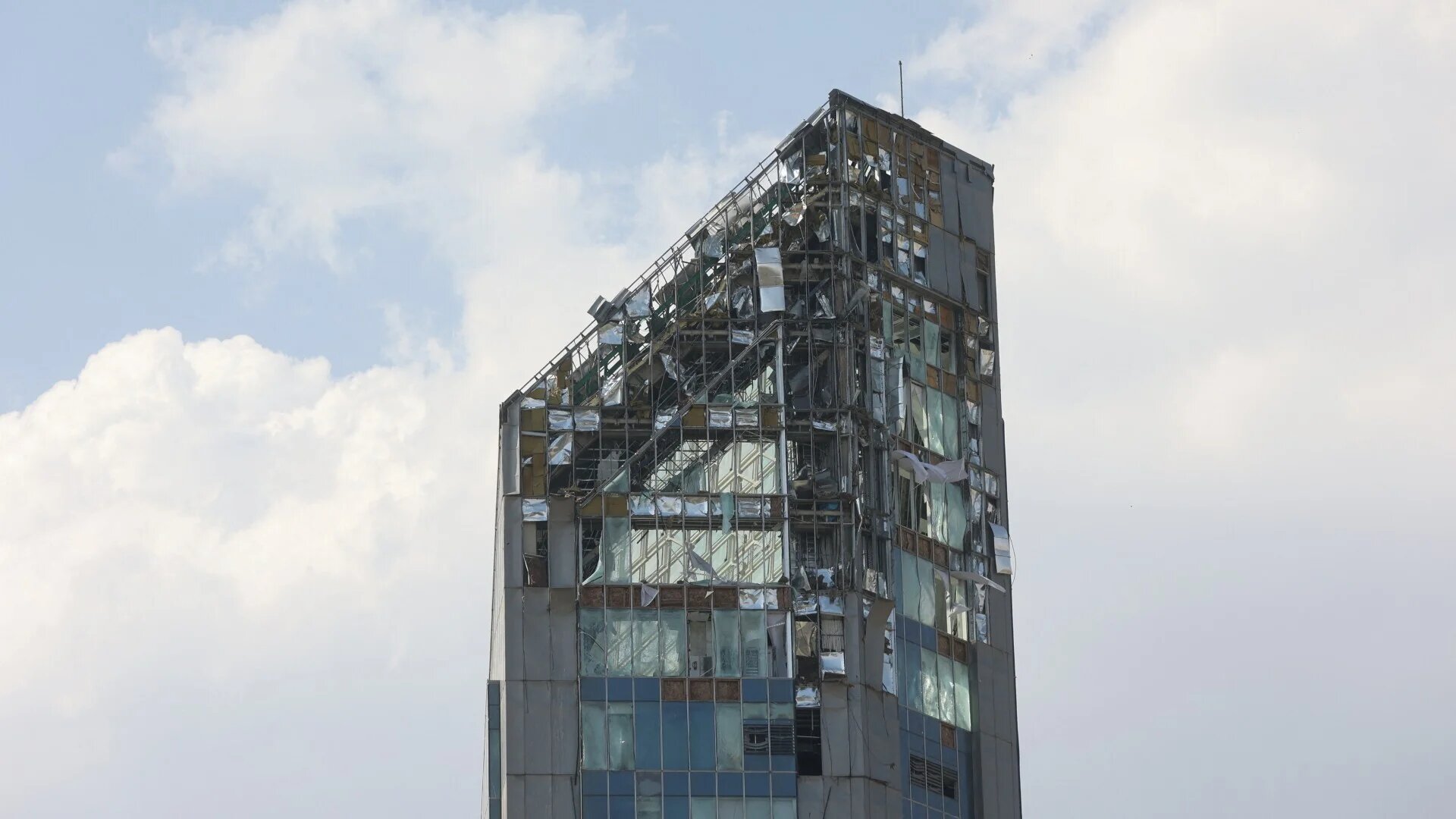 A building stands damaged in the aftermath of Israeli strikes on the Iranian capital Tehran on 13 June 2025 (Majid Asgaripour/WANA via Reuters) 