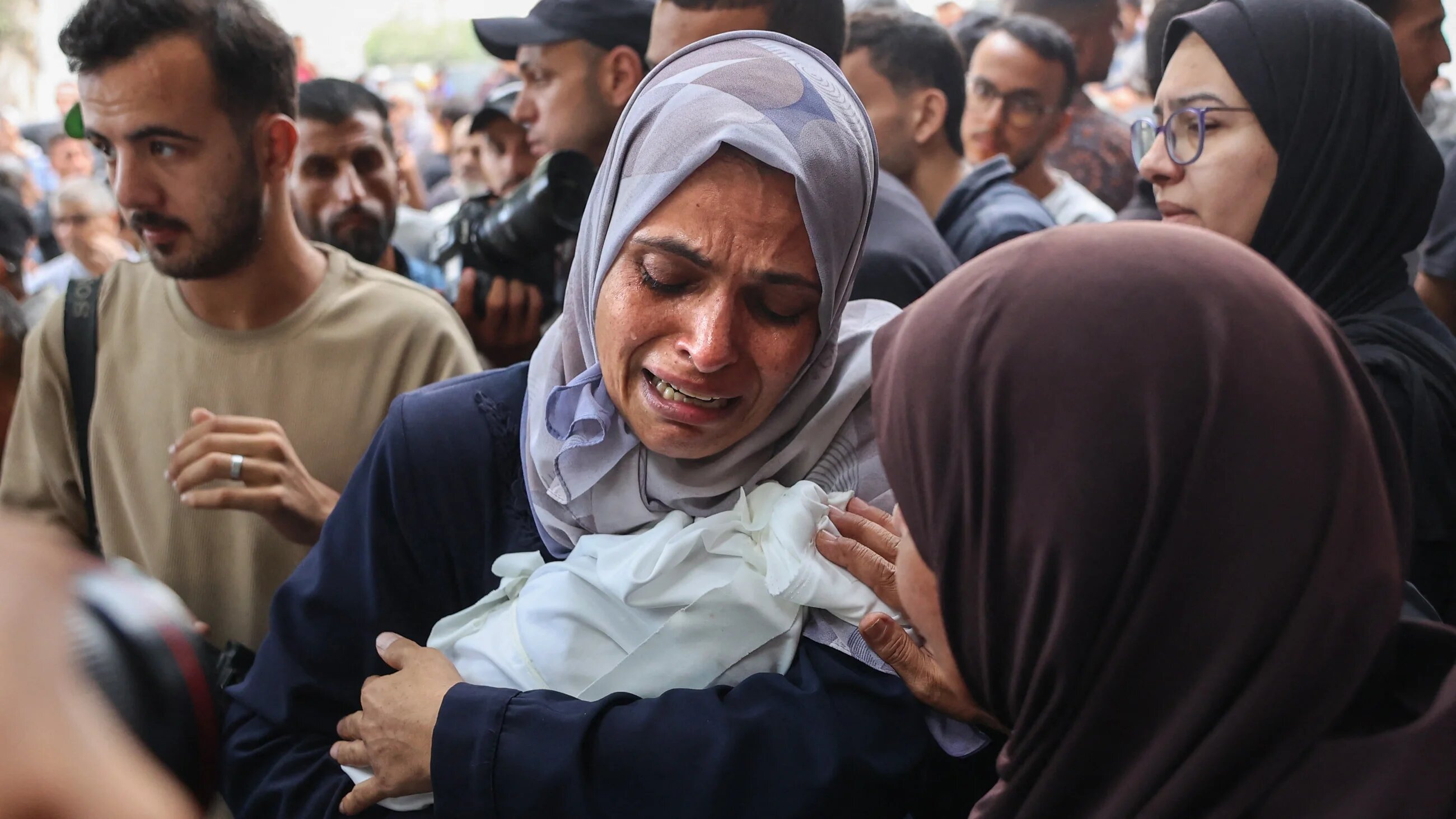 A Palestinian woman mourns a baby killed in Israeli bombardment on Gaza City at dawn on 4 September, 2025 (Omar al-Qattaa/ AFP)