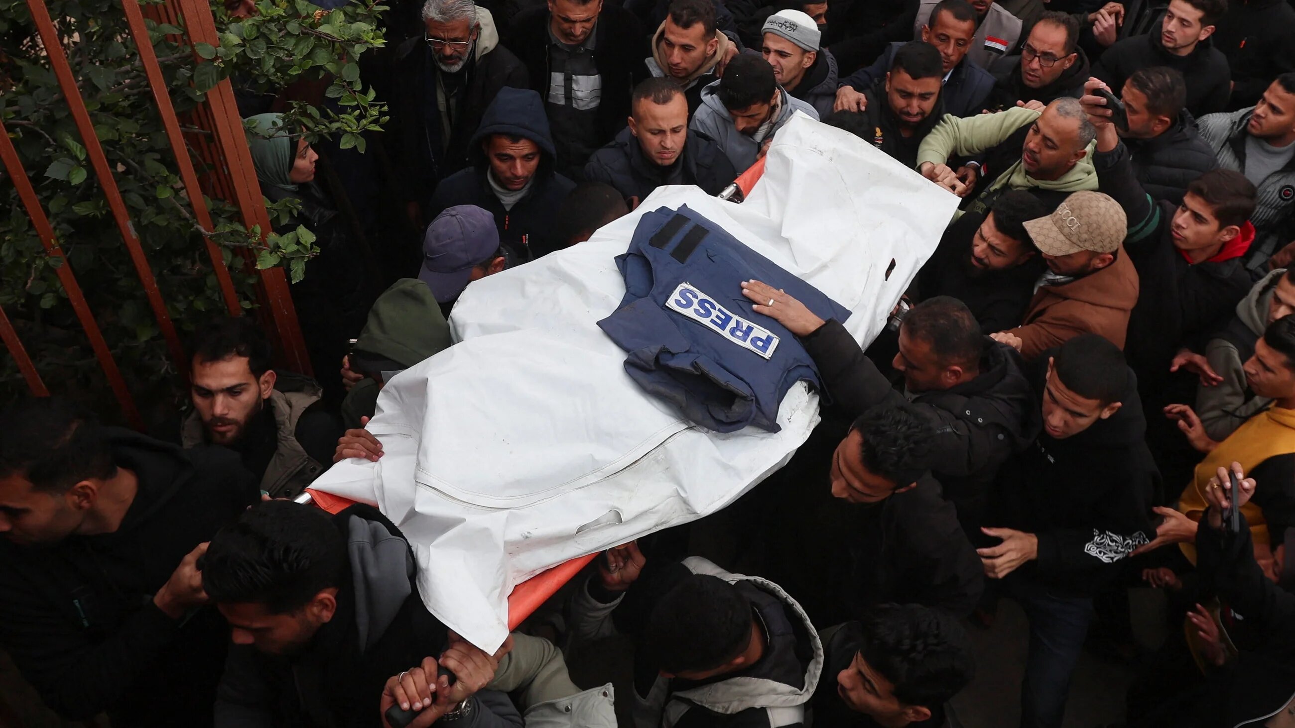 Mourners carry the body of one of the Palestinian journalists killed in an Israeli strike on Wednesday, in Khan Younis, south Gaza, 21 January, 2026 (Reuters/Ramadan Abed)
