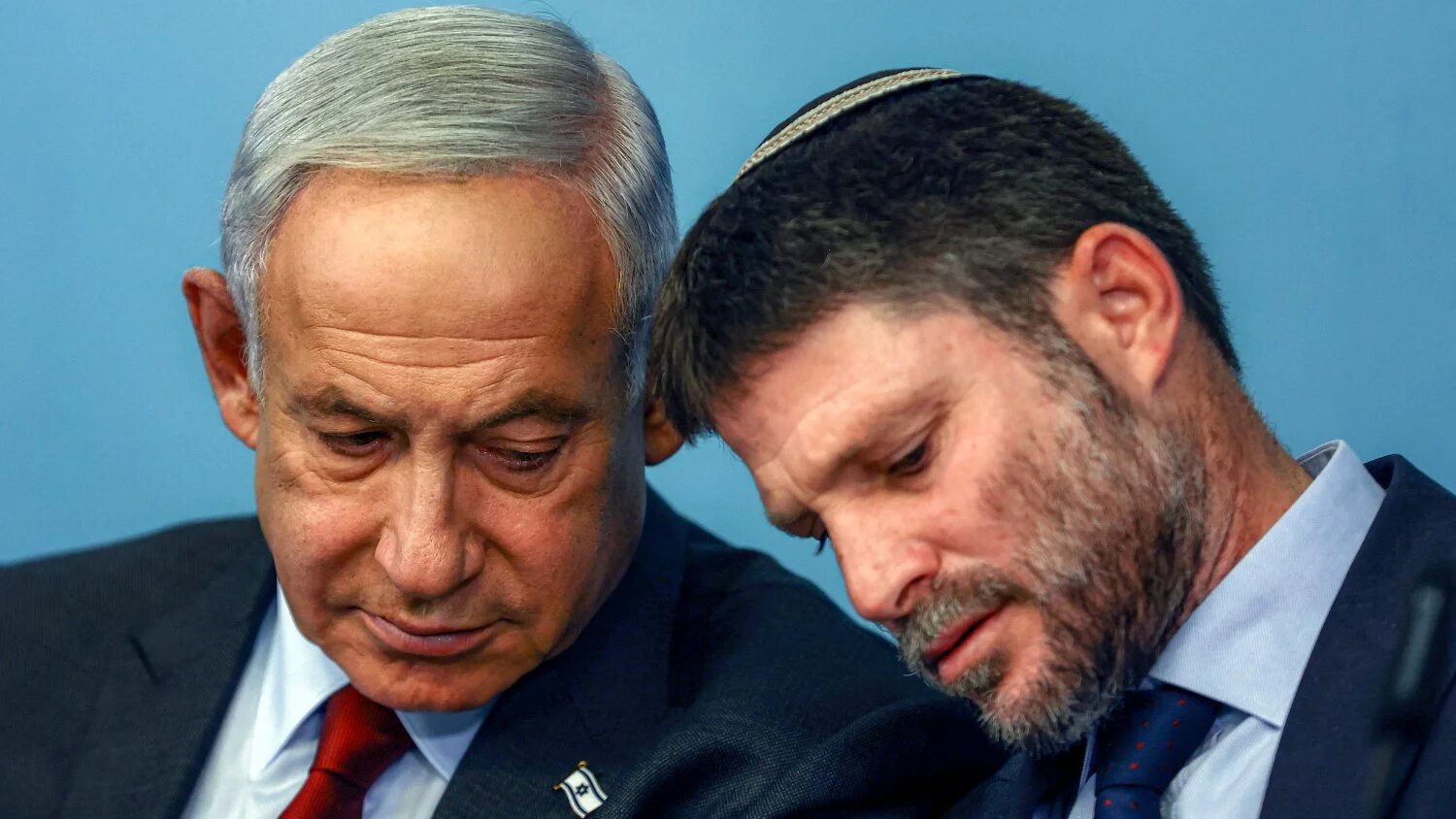 Israeli Prime Minister Benjamin Netanyahu (L) and Finance Minister Bezalel Smotrich attend a press conference in Jerusalem on 25 January 2023.