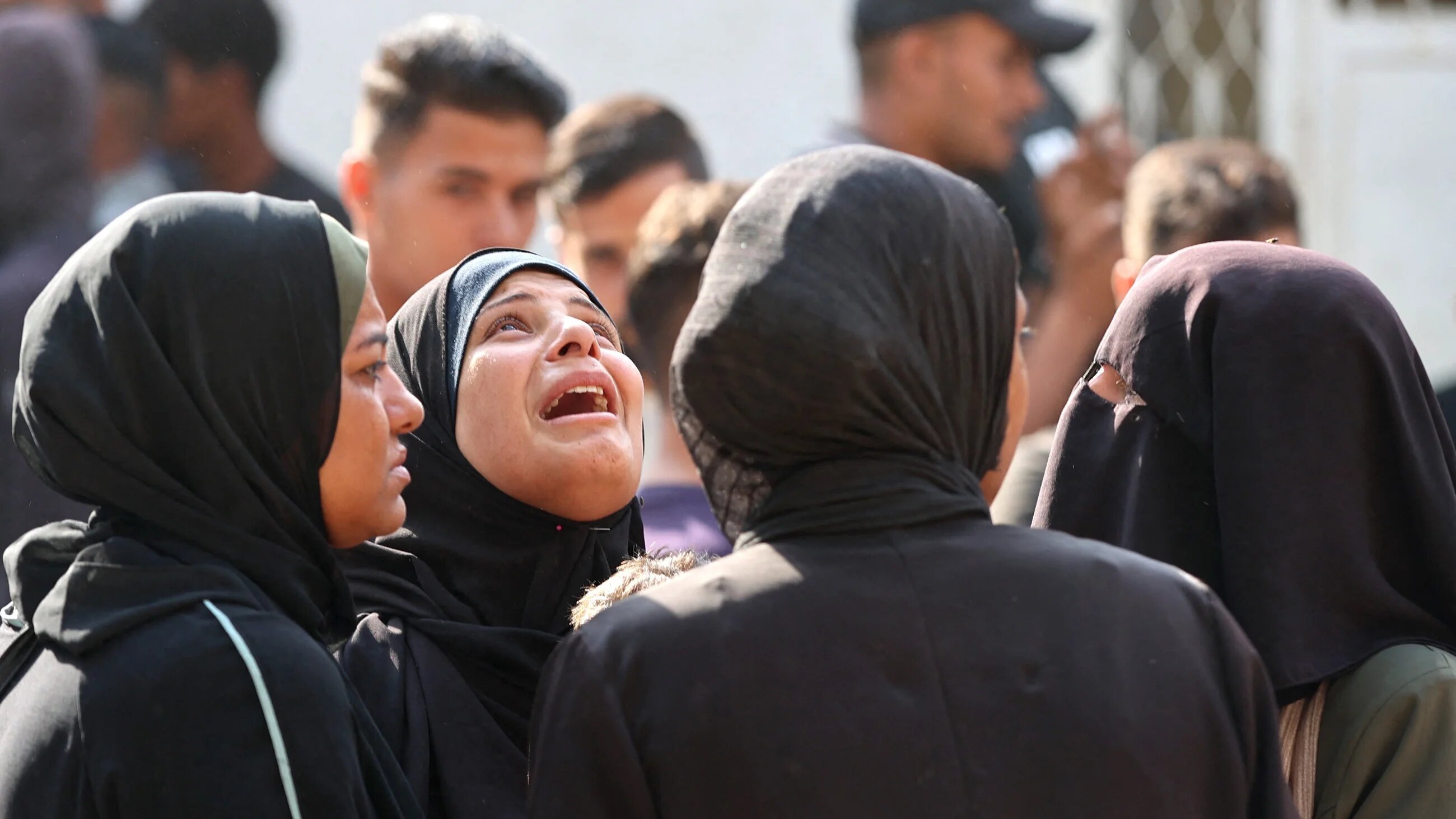 Palestinians mourn relatives killed in Israeli attacks, ahead of their funeral at Al-Shifa Hospital in Gaza City on 21 August, 2025 (AFP/Omar al-Qattaa)