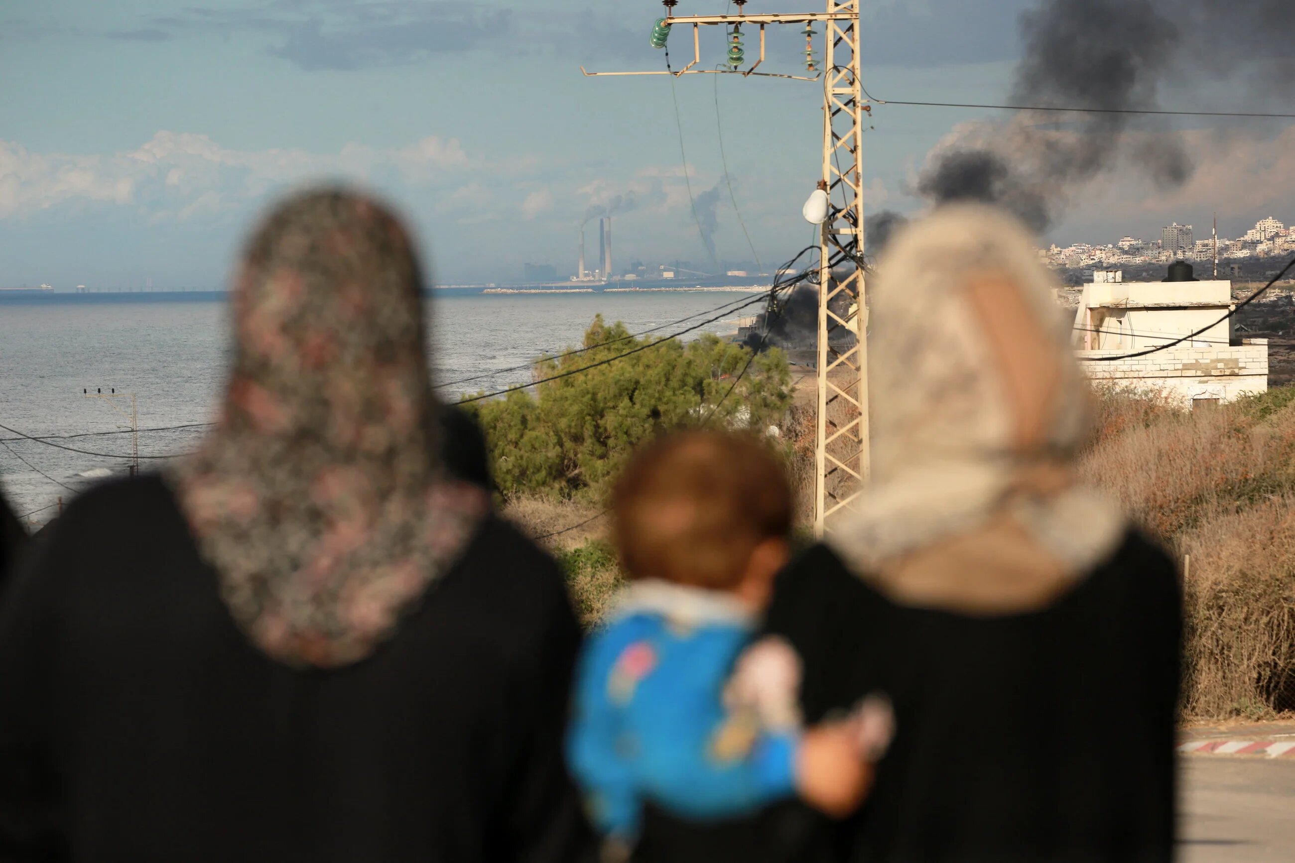 Displaced Palestinians in central Gaza hoping to return to the north of the strip on 24 January, 2025 (AFP/Bashar Taleb)