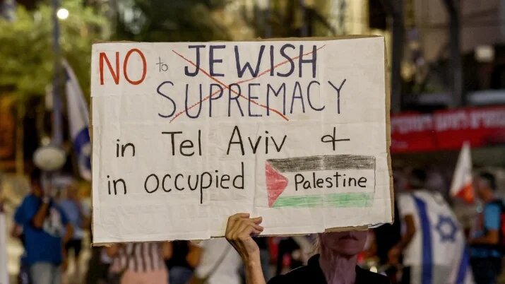 Protesters denounce the Israeli government’s judicial overhaul plan in Tel Aviv on 30 September 2023 (Ahmad Gharabli/AFP)