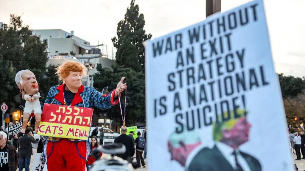 Protesters in Tel Aviv denounce the US-Israeli war on Iran, on 11 April 2026 (Jack Guez/AFP)