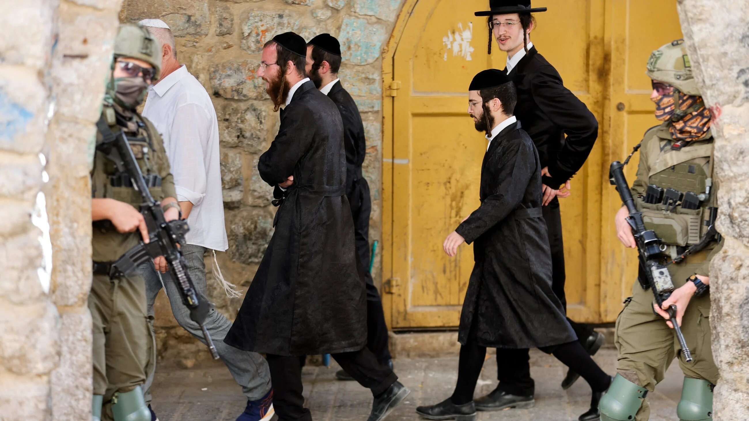 Israeli soldiers stand guard during a weekly settlers' tour in Hebron, in the occupied West Bank, 16 May, 2026 (Mussa Qawasma/Reuters)