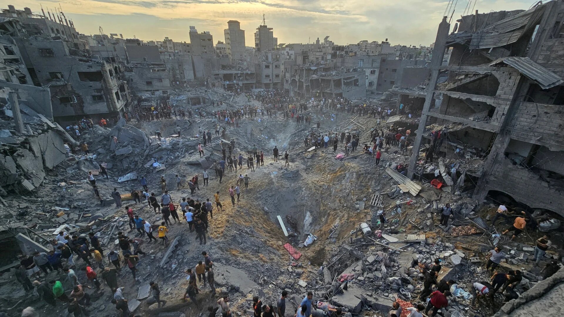Le camp de Jabaliya est le plus grand des huit camps de réfugiés de la bande de Gaza assiégée : il abrite plus de 116 000 personnes officiellement enregistrées auprès de l’UNRWA (Reuters)