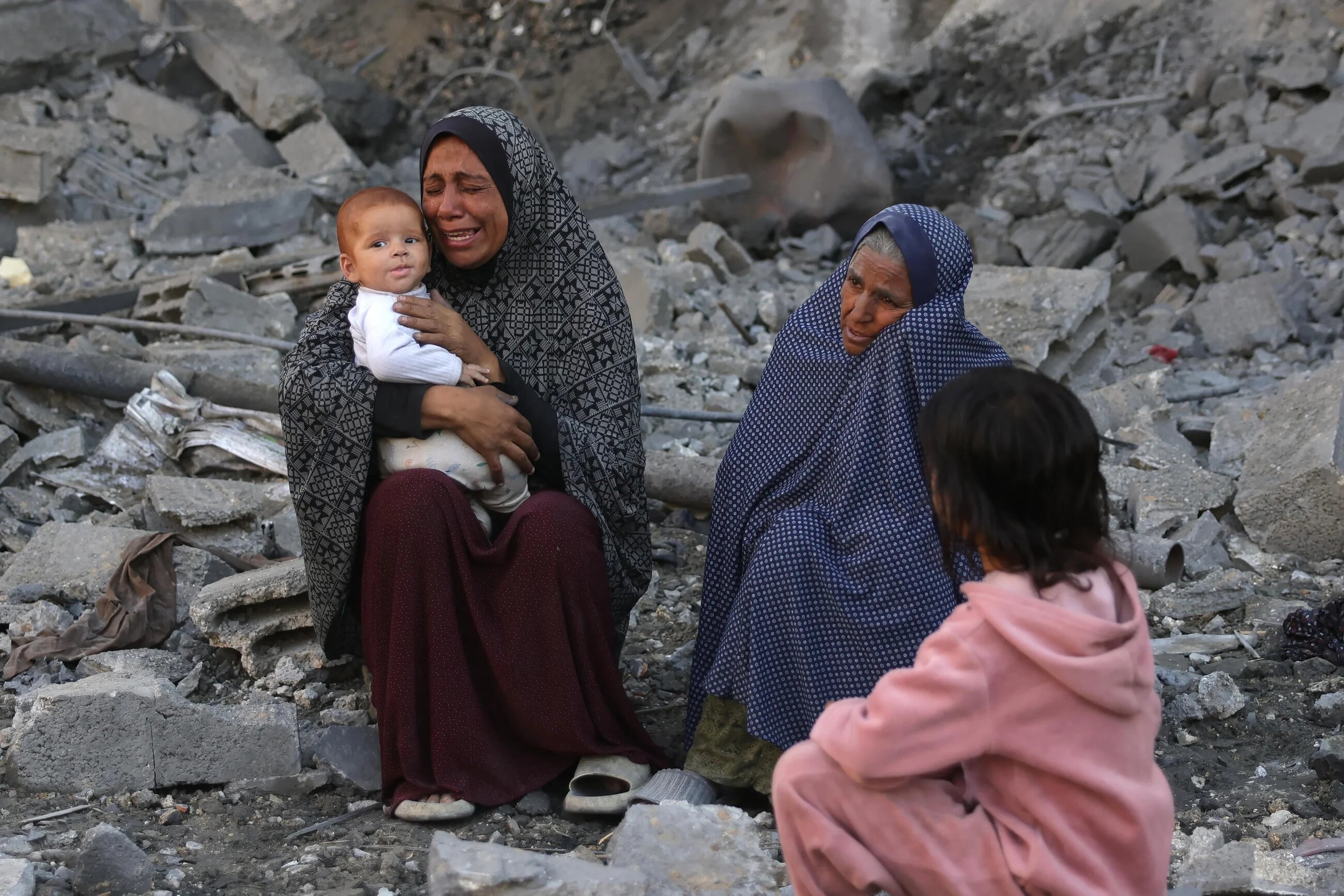 Palestinians check the site of an overnight Israeli strike in Jabalia, north Gaza, on 30 May, 2025 (AFP/Bashar Taleb)