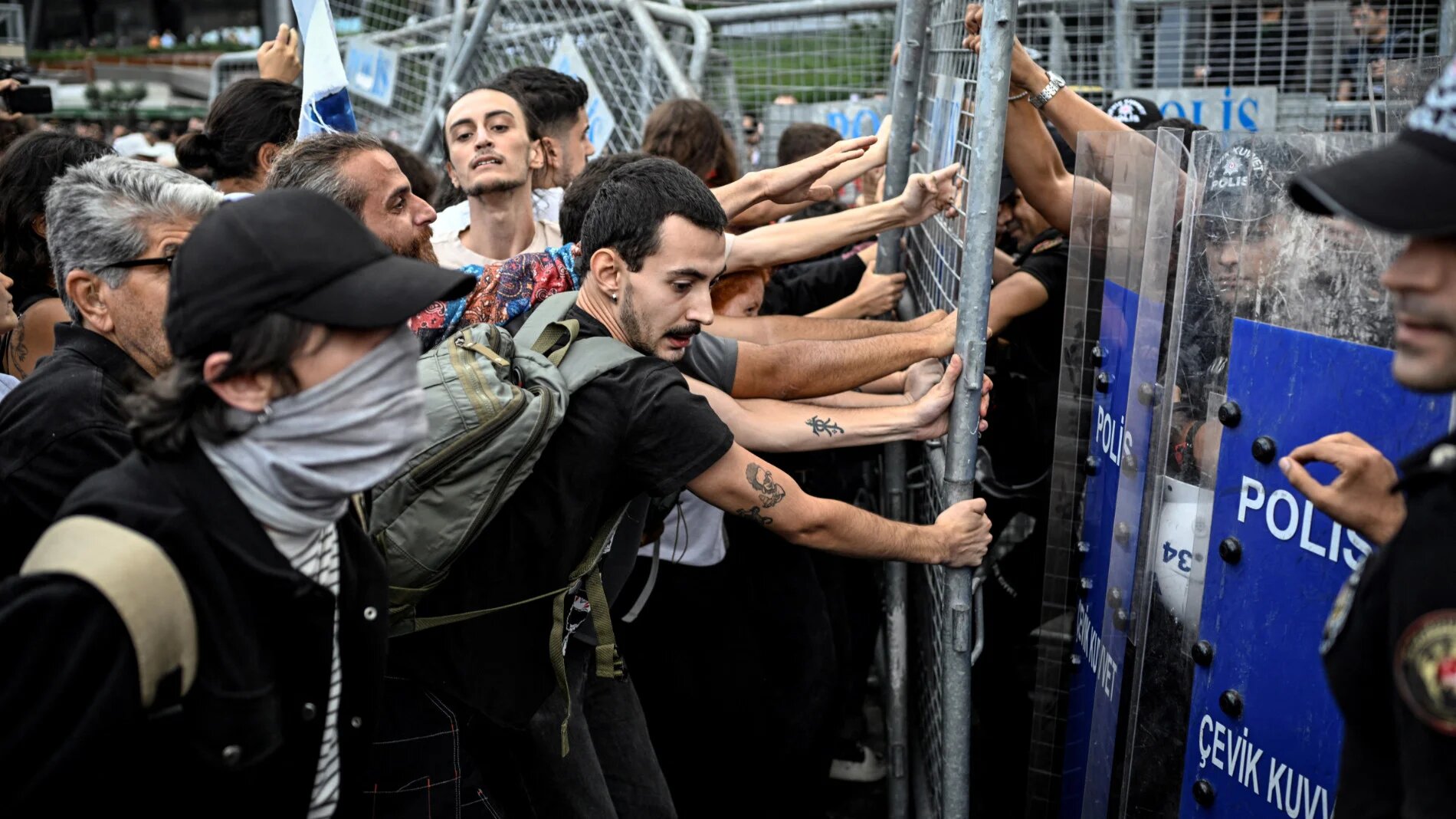 Protesters try to remove fences placed by the police outside the Istanbul Provence headquarters of Turkey's main opposition party Republican People's Party (CHP), as they clash with anti-riot police officers, 8 September 2025 (AFP)