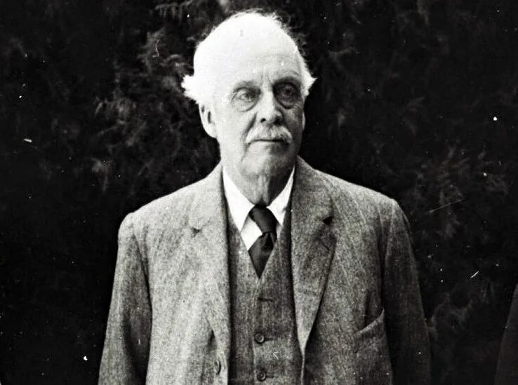 Une photo publiée par le Bureau de presse du gouvernement israélien le 24 octobre 2017, montre Arthur Balfour, ancien Premier ministre britannique, à Jérusalem en 1925 (AFP)