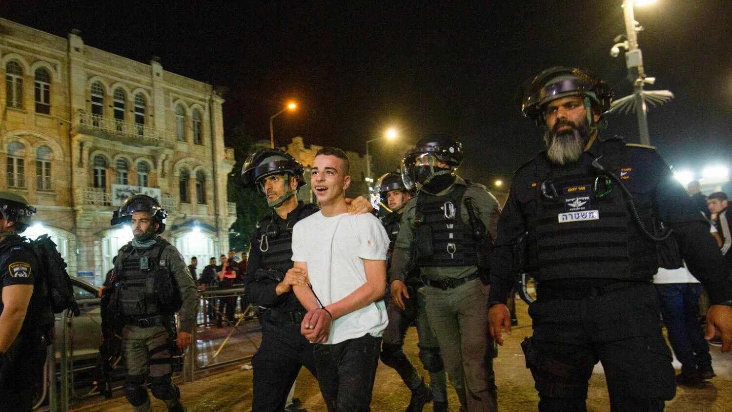 Israeli security forces detain a Palestinian man in Damascus Gate, Jerusalem, April 2022 (MEE)