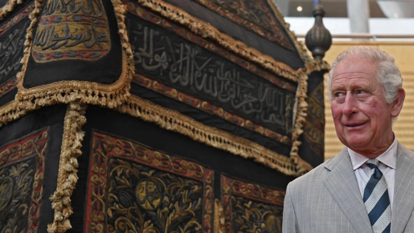 Le roi Charles III à côté du « mahmal », palanquin autrefois utilisé pour transporter la « kiswah » (étoffe qui enveloppe la Kaaba), lors d’une visite à Alexandrie, en Égypte, le 19 novembre 2021 (AFP)