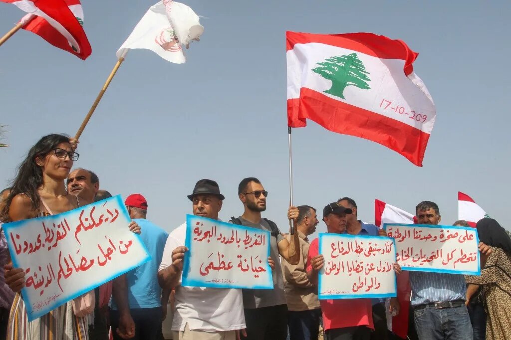 Manifestation dans la zone frontalière libanaise la plus méridionale de Naqura, le 11 juin 2022, quelques jours après qu’Israël ait déplacé un navire de production de gaz dans un champ offshore, dont une partie est revendiquée par le Liban (AFP/Mahmoud Zayyat)