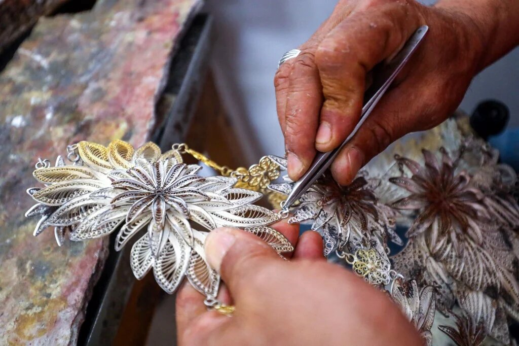 « L’art du filigrane est une vieille tradition en Libye », selon Abdelnasser Aboughress qui dirige l’Académie libyenne des métiers d’artisanat de l’or et de l’argent (AFP/Mahmud Turkia)
