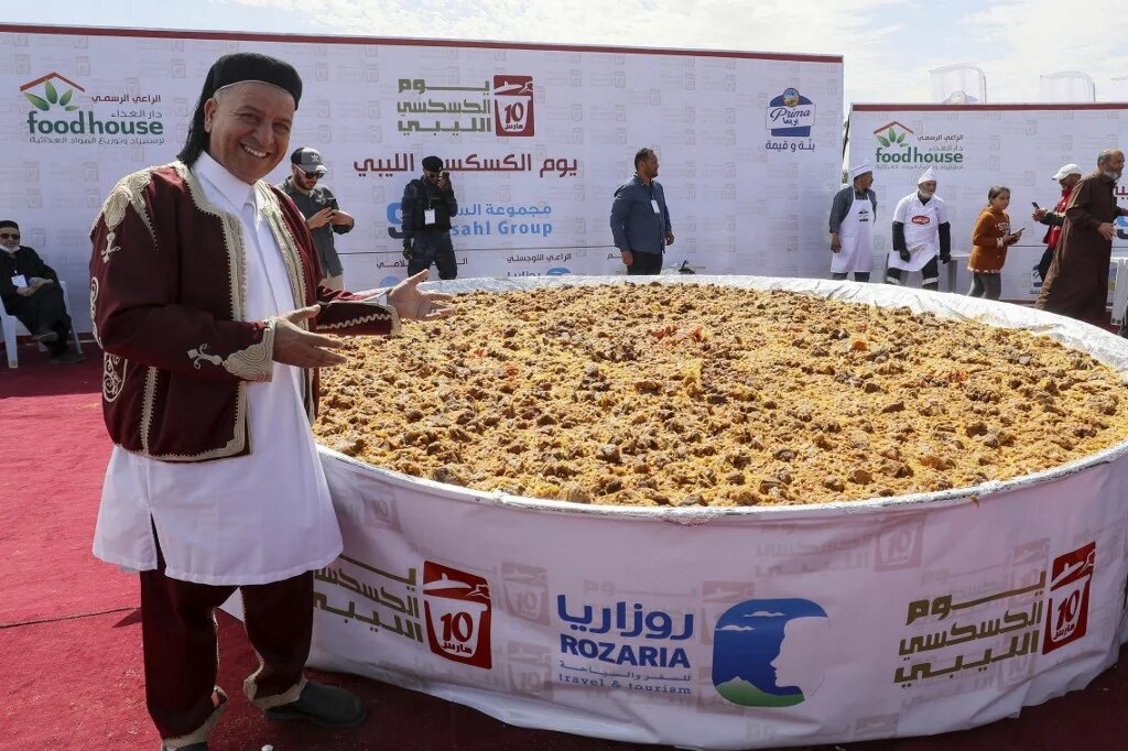 Préparation du couscous géant, le 10 mars 2023, dans le site romain de Sabratha, dans l’ouest de la Libye (AFP/Mahmoud Turkia)