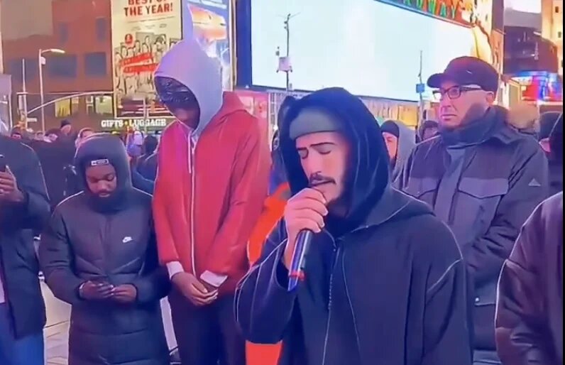C’est à Times Square que l’Algérien, né à Blida (au sud d’Alger), a installé son QG (capture d’écran)