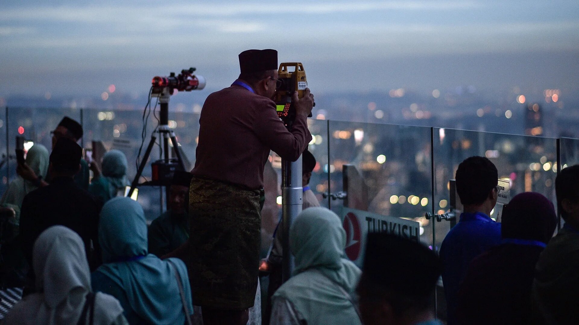 Member of Malaysia's religious department uses a telescope to perform 'Rukyah', the sighting of the new moon to mark the start of Islam's holy month of Ramadan, in Kuala Lumpur on 17 February 2026 (AFP/Arif Kartono)