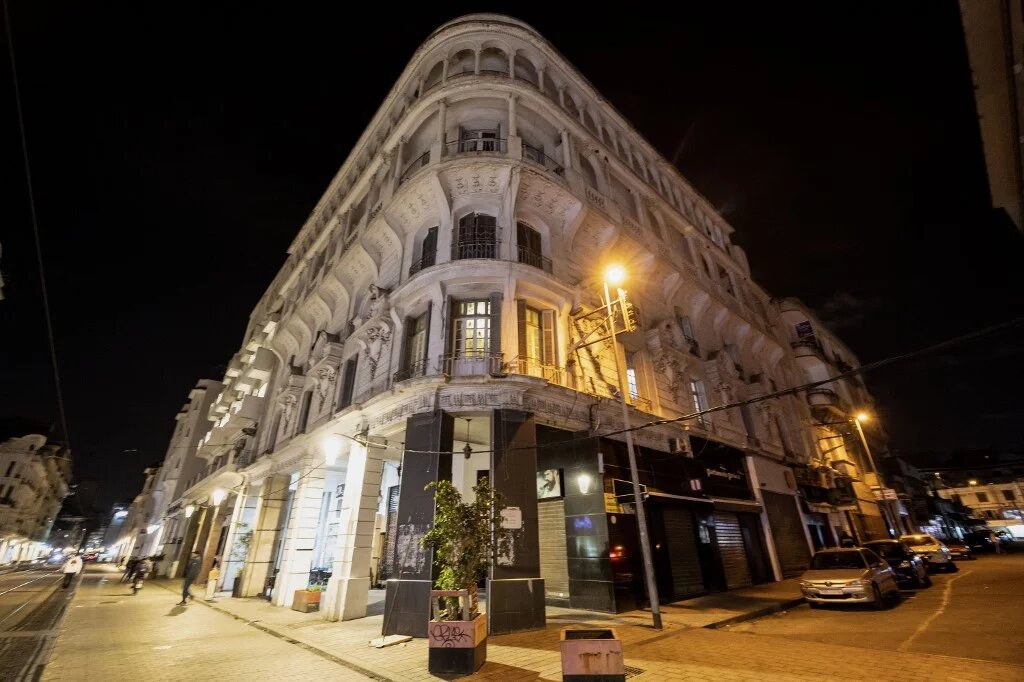 Pour les amateurs d’architecture, Casablanca offre un festin visuel de carreaux maures, de minarets anciens et de façades coloniales françaises avec des touches Art déco (Fadel Senna/AFP)
