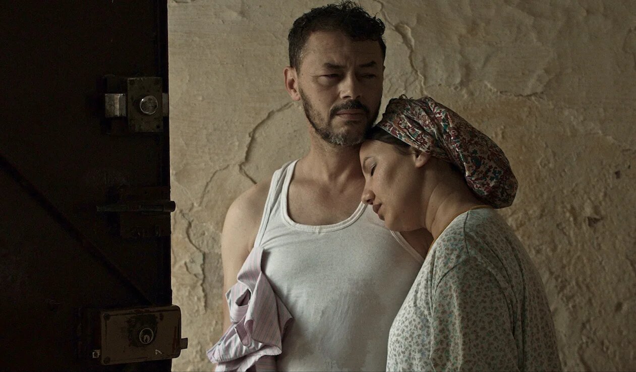 Faisant appel à des comédiens professionnels comme amateurs, Belabbès filme des tranches de vie inspirées d’histoires qu’il a glanées au fil de plusieurs années (Hak Films)