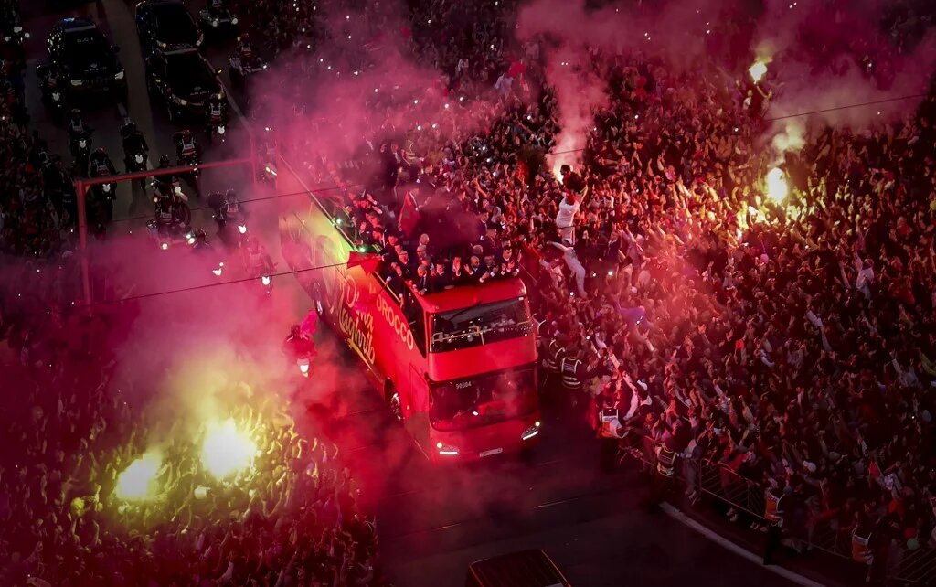 Les supporters marocains applaudissent leur équipe nationale de football au centre de la capitale Rabat, le 20 décembre 2022, après la Coupe du monde Qatar 2022 (AFP/Fadel Senna) 