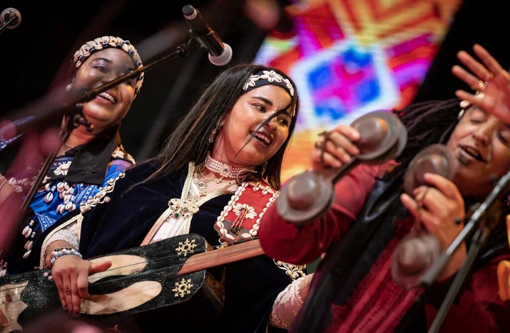 Asma Hamzaoui, Casablancaise de 26 ans, est l’une des premières femmes à avoir investi ce milieu grâce à son père, un maâlem (maître) gnaoua qui l’a initiée dès son jeune âge (AFP/Fadel Senna)