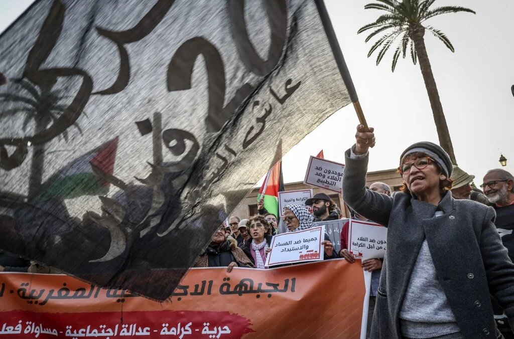 Des sit-in ont été organisés dimanche 19 février au Maroc à l'appel de la Confédération démocratique du travail pour dénoncer la récente envolée des prix des denrées alimentaires et du carburant (AFP/Fadel Senna)