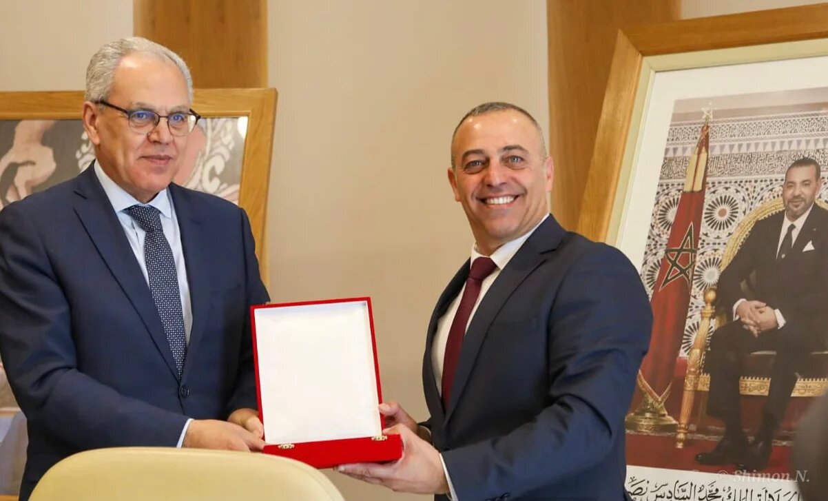 Le directeur du bureau des affaires politico-militaires du ministère de la Défense israélien, Dror Shalom (gauche) avec l’inspecteur général des Forces armées royales, Belkhir El Farouk (droite), lors de la première réunion du comité de suivi de la coopération de défense maroco-israélienne, à Rabat, lundi et mardi derniers (Twitter)