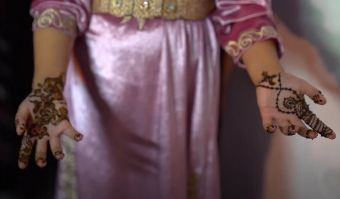 Image extraite du documentaire Mazal tefla (encore une enfant), de la réalisatrice marocaine Meryem Ait Aghnia et de la journaliste Camélia Echchihab, qui raconte le parcours de quatre jeunes femmes mariées alors qu’elles étaient mineures (capture d’écran)