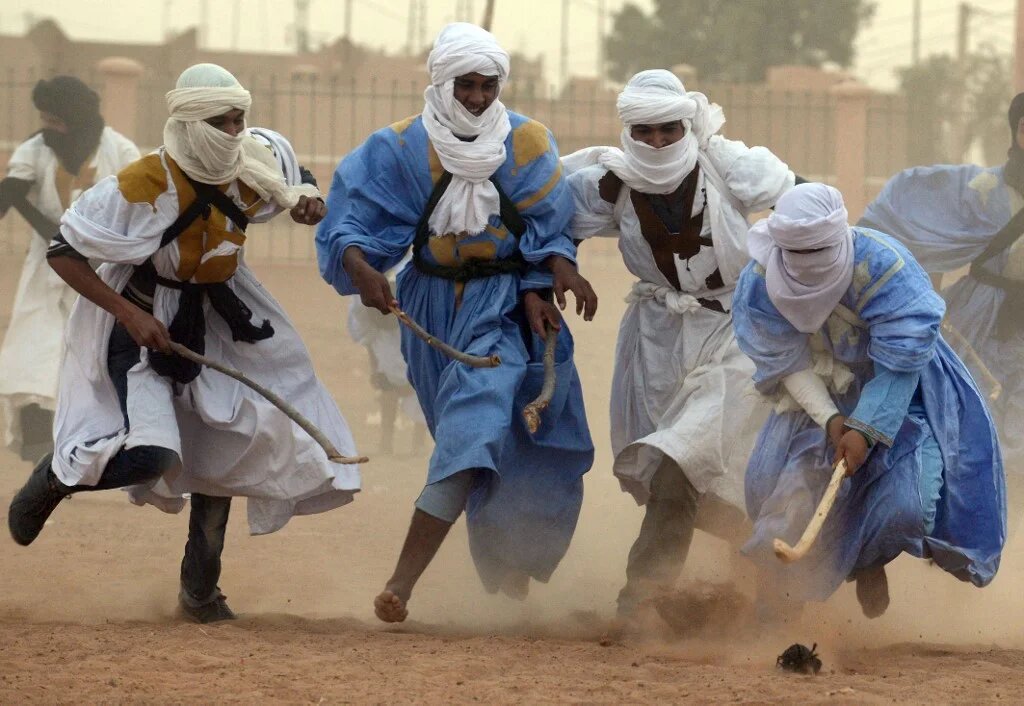 La version saharienne du hockey exige de la dextérité pour bloquer, passer et frapper la petite balle (AFP/Fadel Senna)