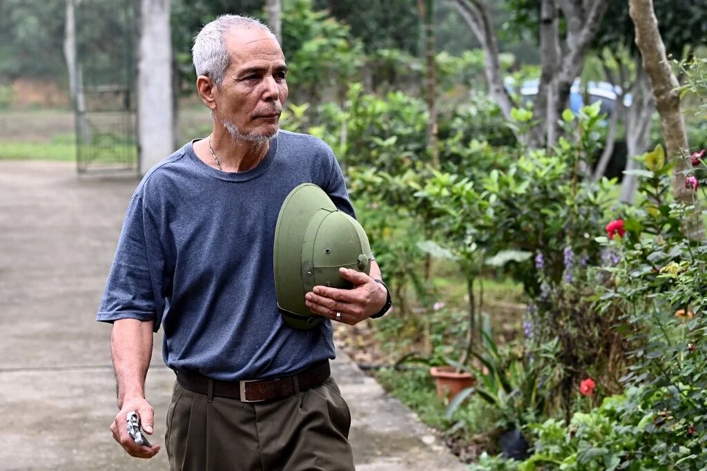 Dans son village, Le Tuan Binh est surnommé « l’étranger » en raison de sa peau foncée, mais ses proches l’appellent Ali, le prénom donné par son père (Nhac Nguyen/AFP)