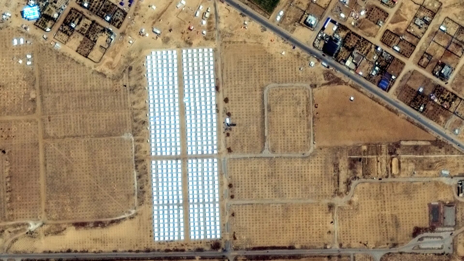 Tent camps for displaced Palestinians in Rafah in the southern Gaza Strip on 23 April 2024 (AFP/Maxar Technologies) 