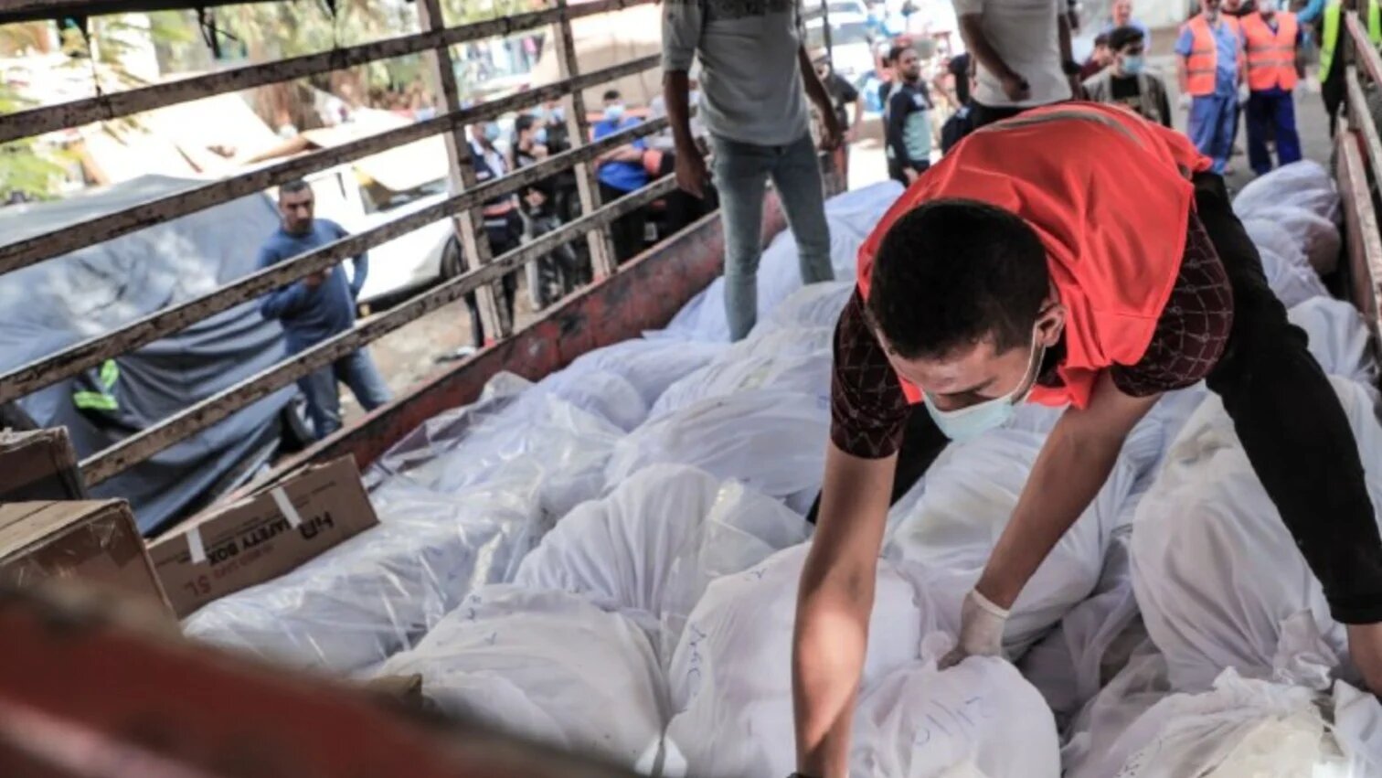 C’est la deuxième fois depuis le 7 octobre que les Palestiniens de Gaza sont contraints de procéder à des enterrements collectifs pour des personnes non identifiées (ministère palestinien de la Santé)