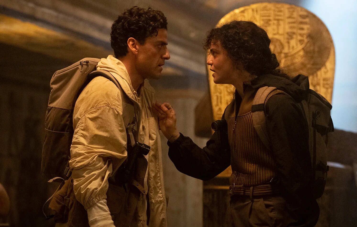 La production a misé sur des talents égyptiens ayant apporté leur expertise de leur propre culture. Parmi eux, le monteur Ahmed Hafez, le compositeur Hesham Nazih et l’actrice May Calamawy, en photo avec Oscar Isaac (Twitter/@moonknight)