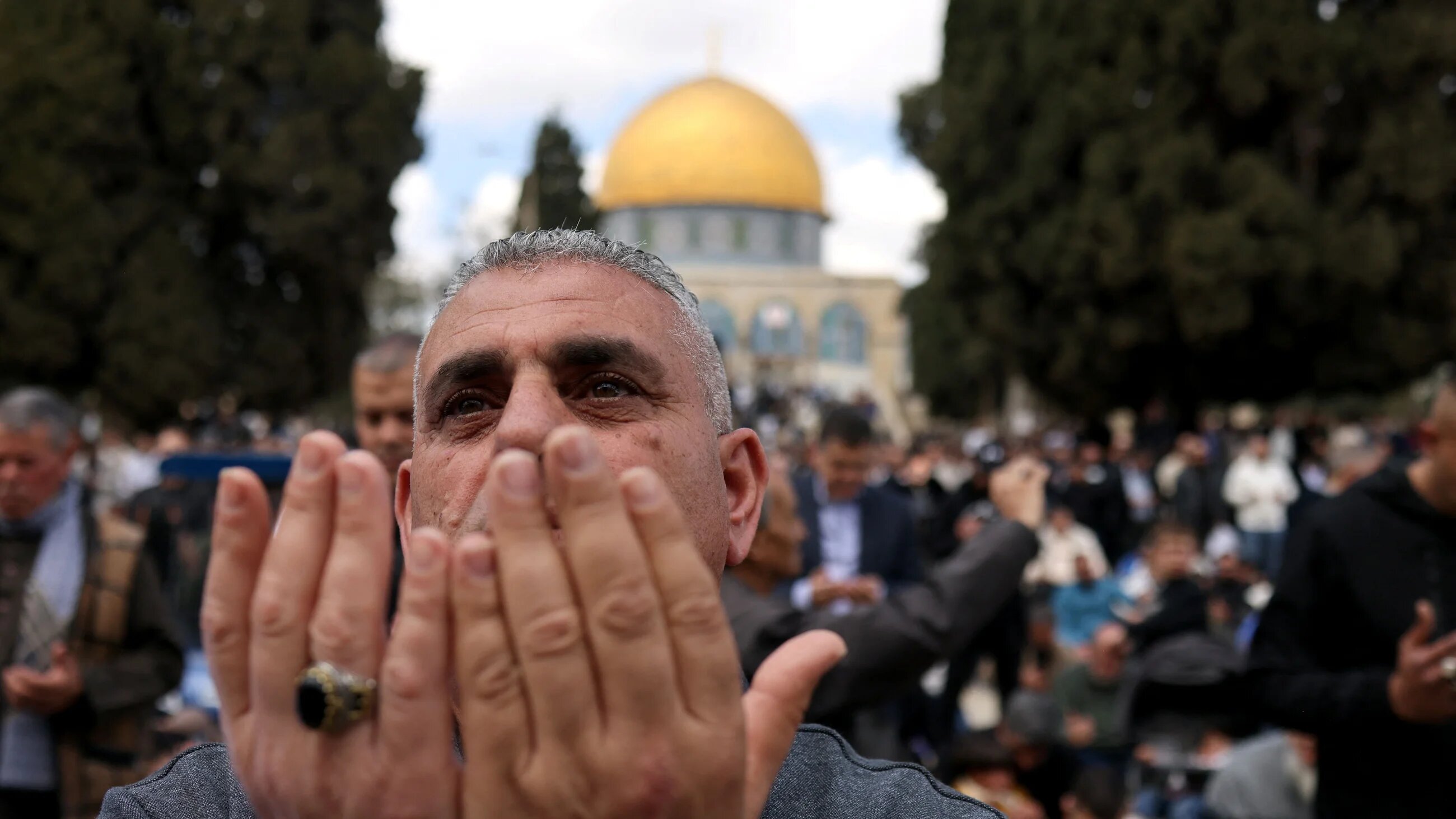 A Muslim man prays outside the Al-Aqsa Mosque compound during Friday noon prayers in the Old City of Jerusalem, 10 April 2026 (Ahmad Gharabli/AFP) 