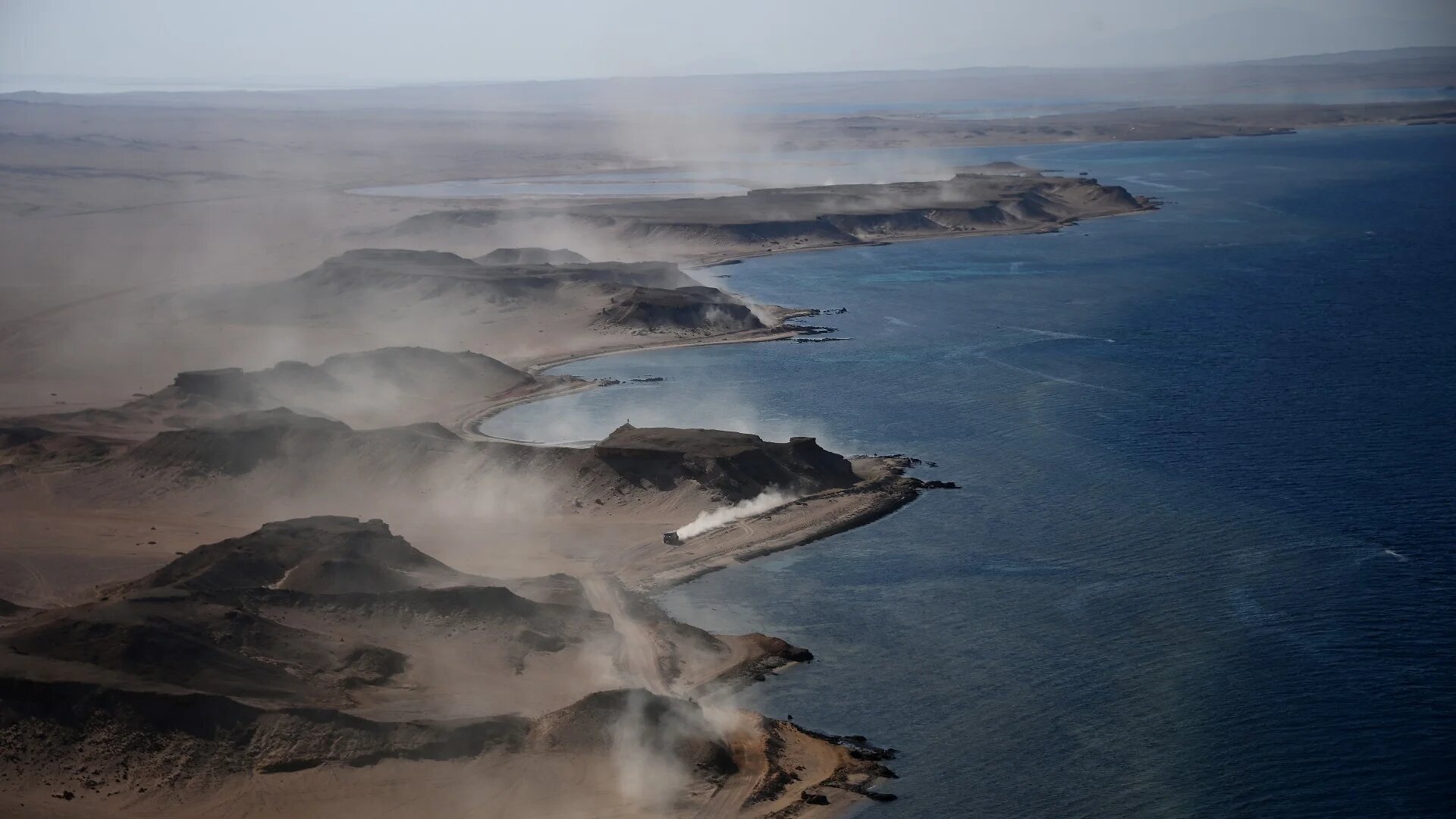 Les participants au Rallye Dakar longent la mer Rouge dans la mégapole saoudienne de Neom, le 12 janvier 2021 (AFP)