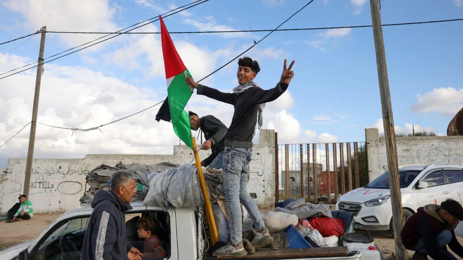 Displaced Palestinians arrive with their belongings northwest of Nuseirat in the central part of the Gaza Strip, at the nearest point possible to the Israeli-controlled Netzarim corridor, hoping to return to the north on 24 January 2025.