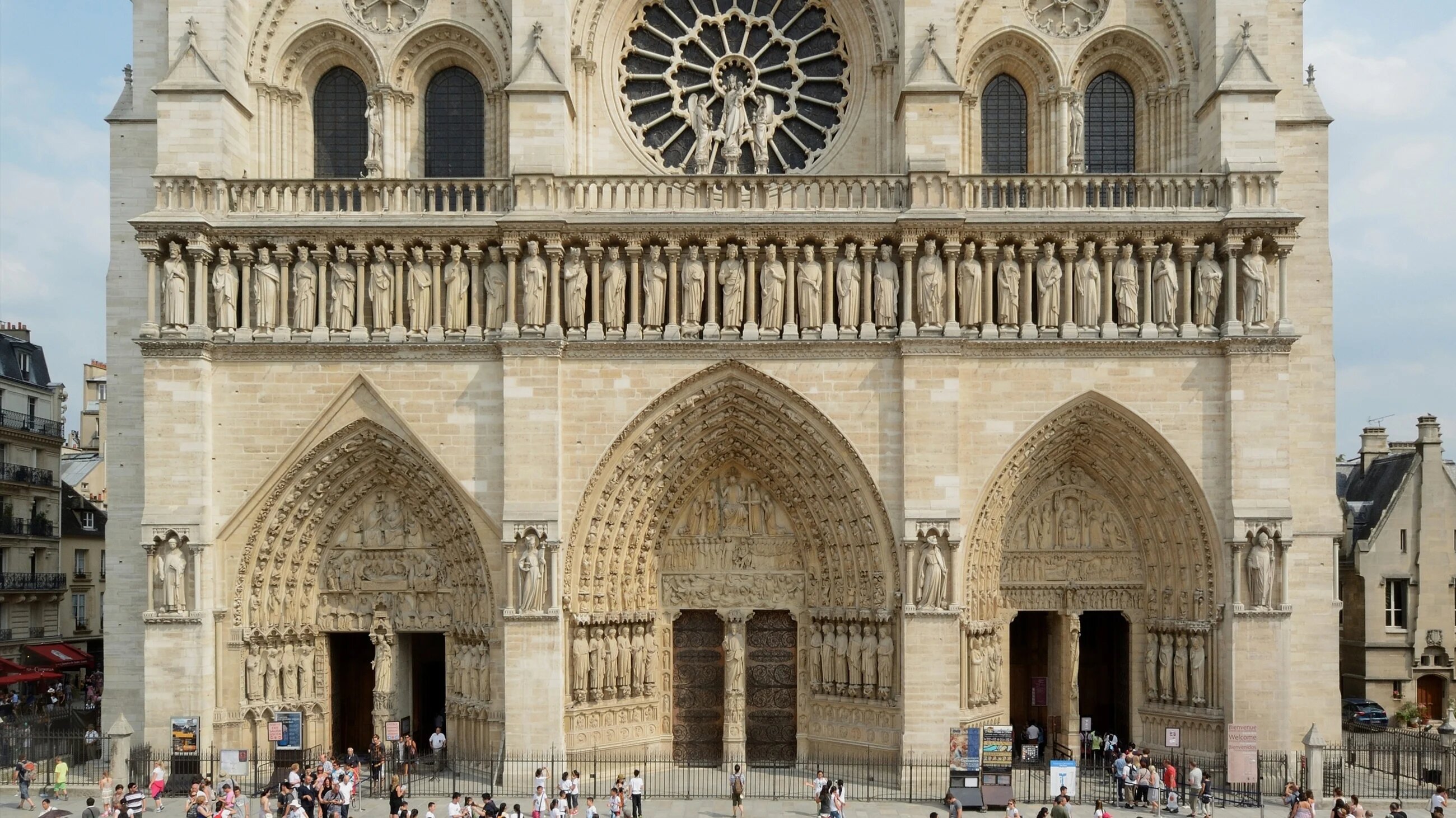 The slender columns that flank the entrances of Notre-Dame’s west facade evoke the prayer halls and courtyards of earlier Fatimid mosques (Peter Haas/Wikimedia Commons)