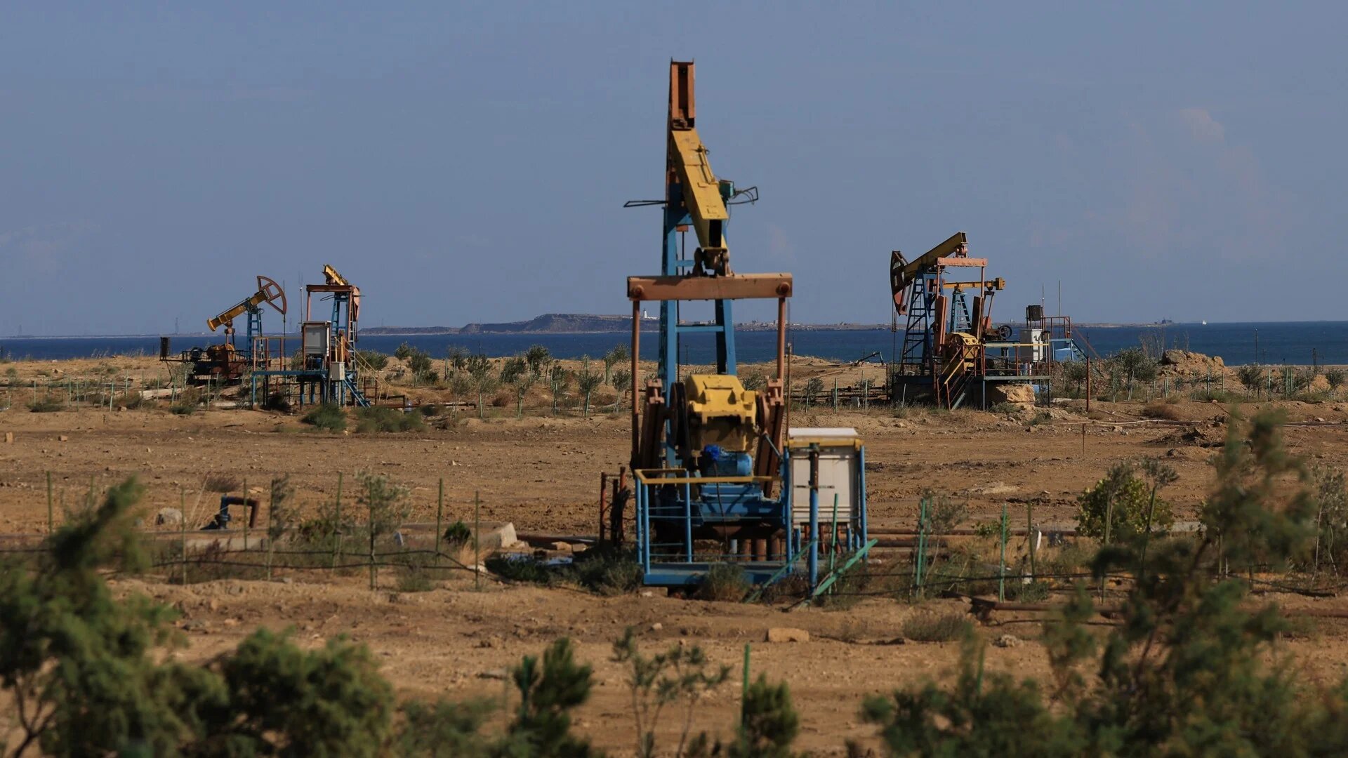 This photograph taken on 5 October 2023, shows oil derricks on the outskirt of Baku, Azerbaijan (AFP/Emmanuel Dunand)